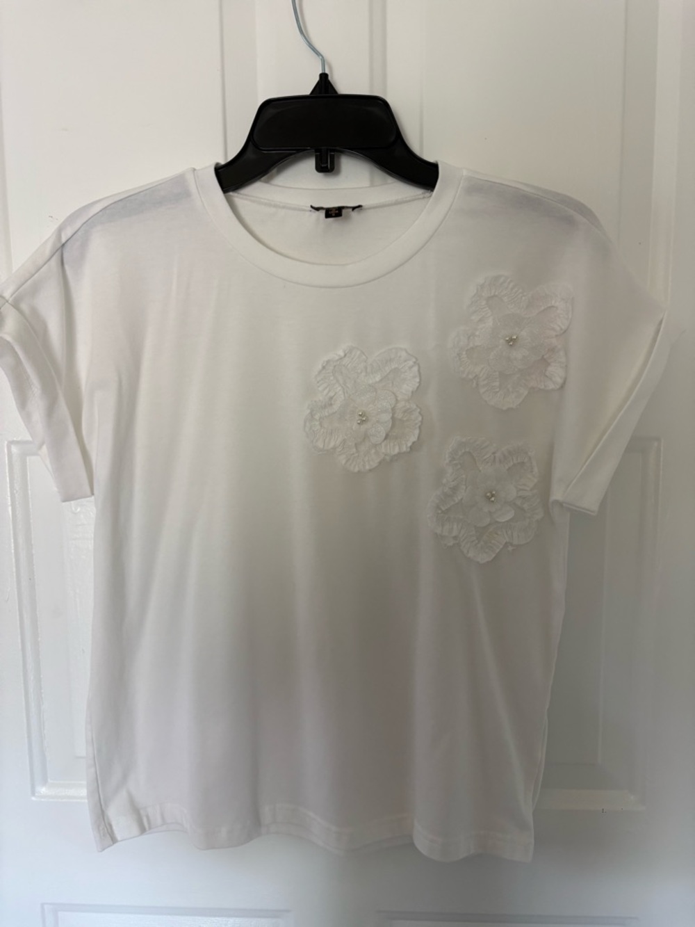 Women's White Floral Appliqué Short Sleeve Tee